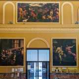...notiamo delle ampie stampe di dipinti di noti autori: Annibale Carracci, Francesco Raibolini, Pedro Orrente e Caravaggio
